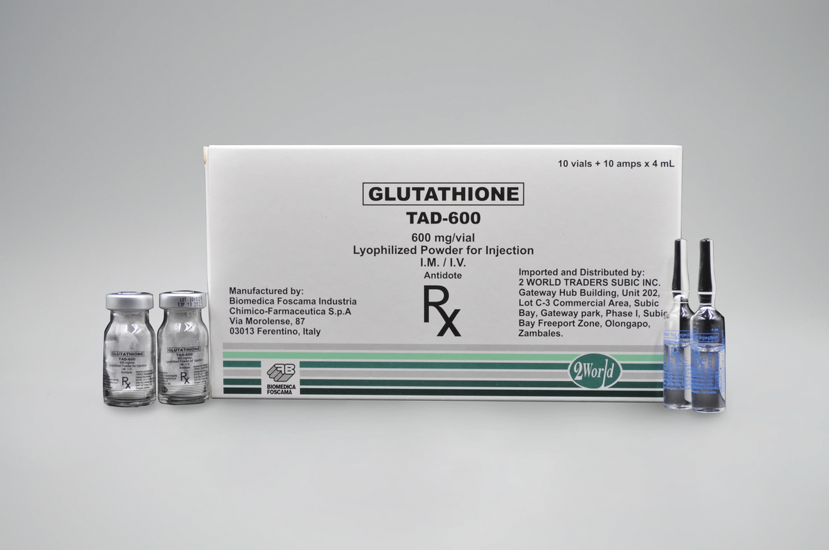 Eine Schachtel mit der Aufschrift „GLUTATHIONE TAD-600“ und einem Verschreibungssymbol, daneben zwei Ampullen und eine Spritze, was darauf hinweist, dass es sich um ein Medizinprodukt zur Injektion handelt.