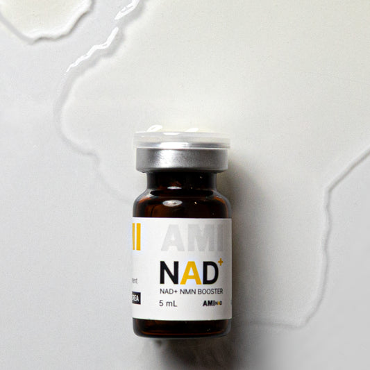 Abbildung einer ausgepackten 5-ml-Flasche Ami NAD+ NMN Skin Booster 